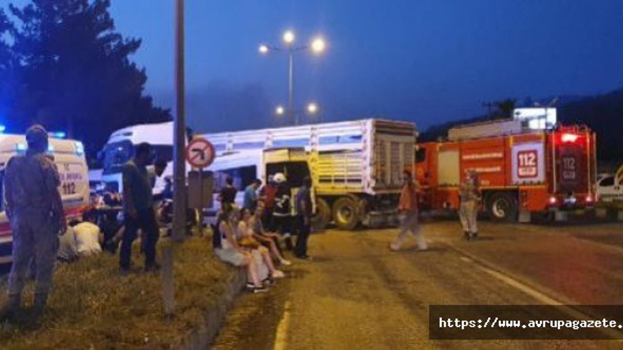 Hatay'ın İskenderun ilçesinde tırla minibüsün çarpışması sonucu 7 kişi yaralandı.