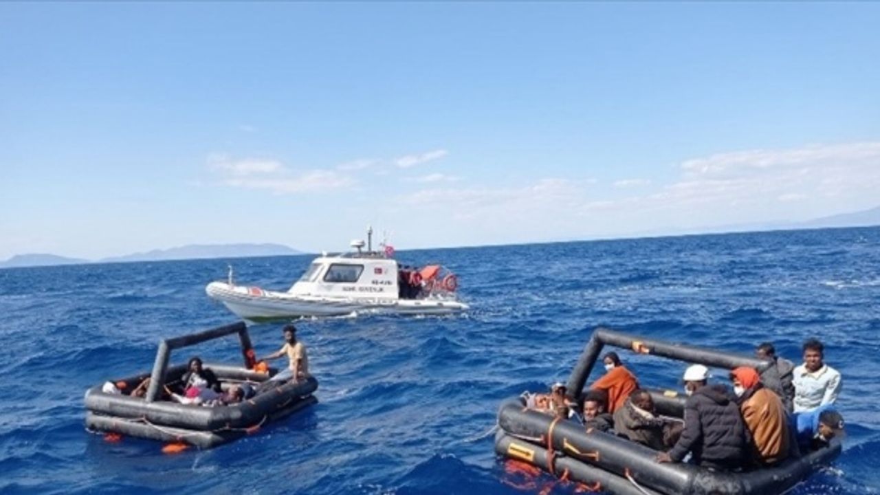Yunanistan unsurlarınca Türk kara sularına geri itilen lastik bot ve can salındaki 102 kişi kıyıya çıkarıldı.