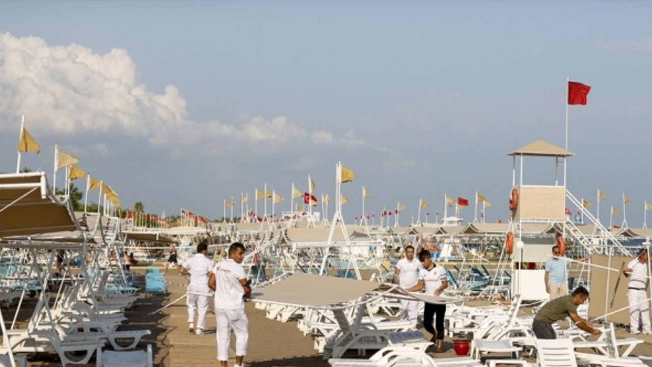 Antalya'da sahilde oluşan hortum nedeniyle 6 turist yaralandı
