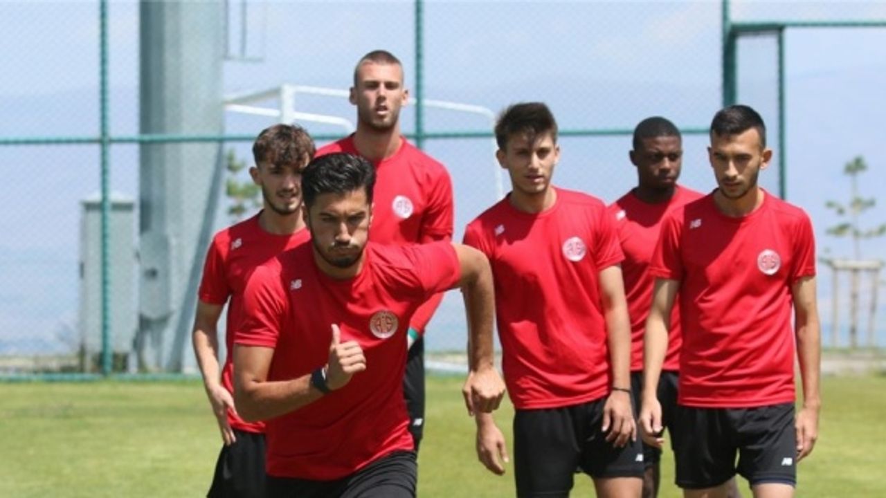 Süper Lig ekiplerinden Fraport TAV Antalyaspor, yeni sezon hazırlıklarını Erzurum'da sürdürüyor.