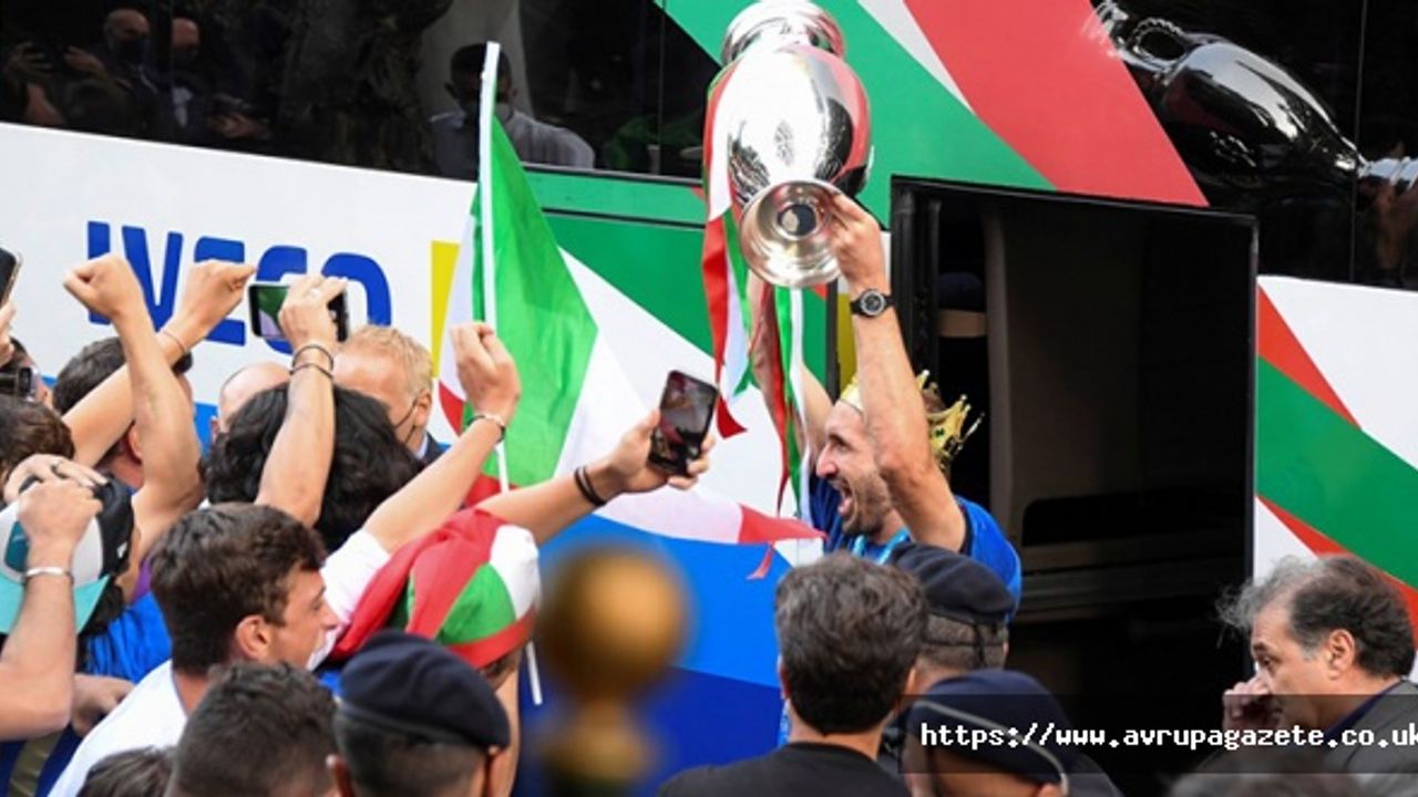 İtalya Milli Takımı, EURO 2020 şampiyonluk kupasıyla birlikte başkent Roma'ya geldi