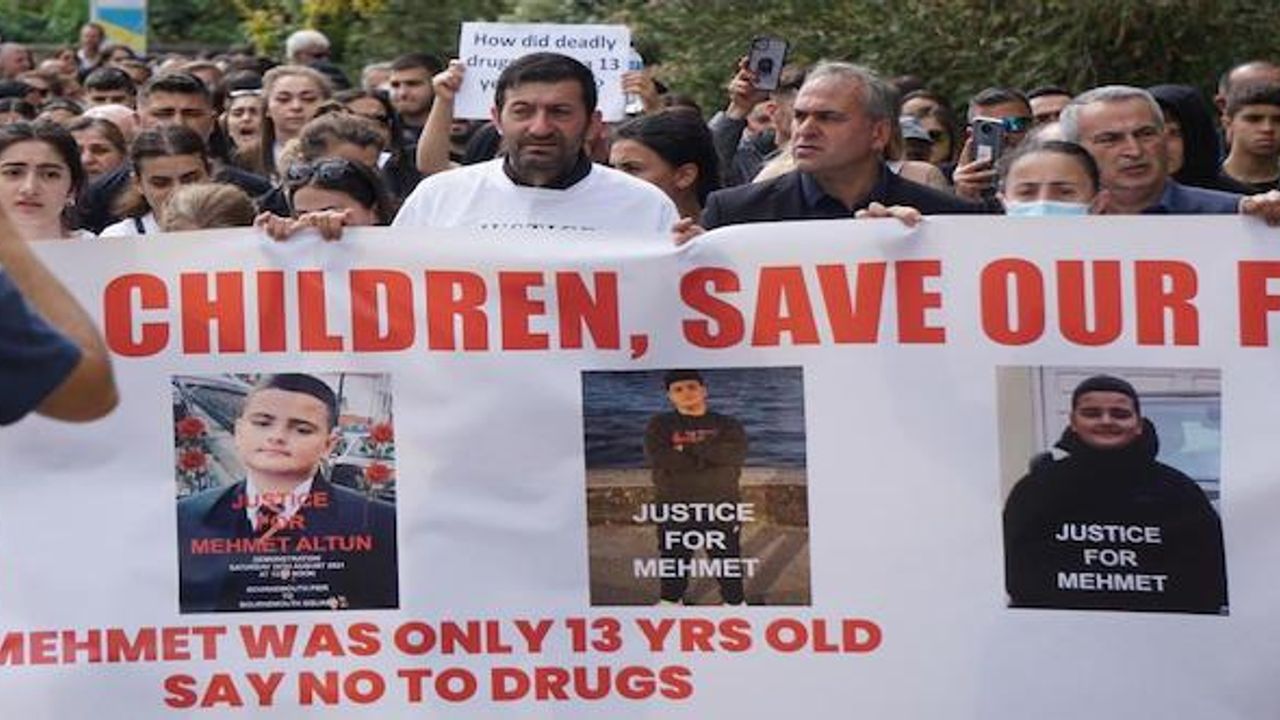 Mehmet, geleceği elinden alınmış masum bir çocuktu. Ölümünden sadece uyuşturucu baronları değil, tüm yetişkinler, polis teşkilatı, okullar, yerel yetkililer ve hükümet sorumludur