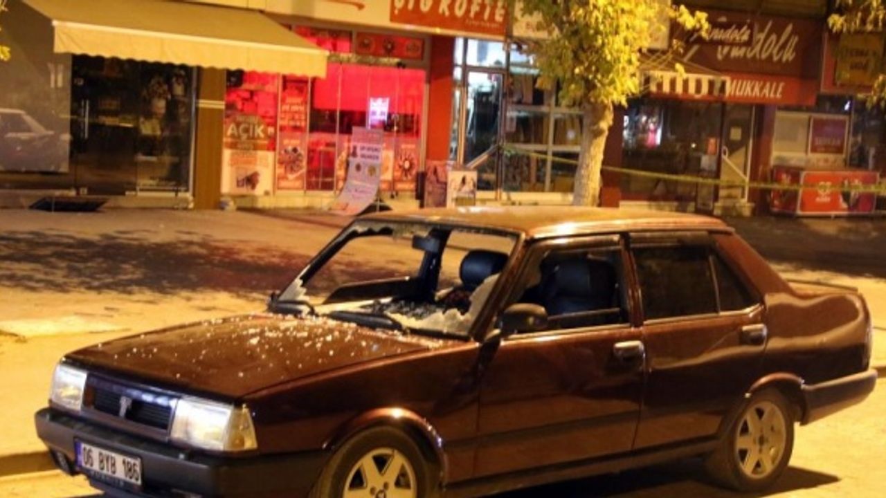 Uşak'ta iki grup arasında çıkan bıçaklı kavgada 3 kişi yaralandı.