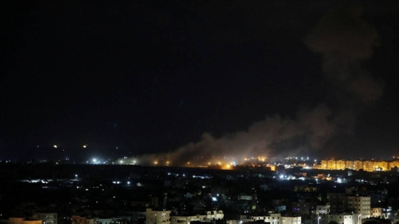 İsrail abluka altındaki Gazze Şeridi'ne hava saldırısı düzenledi