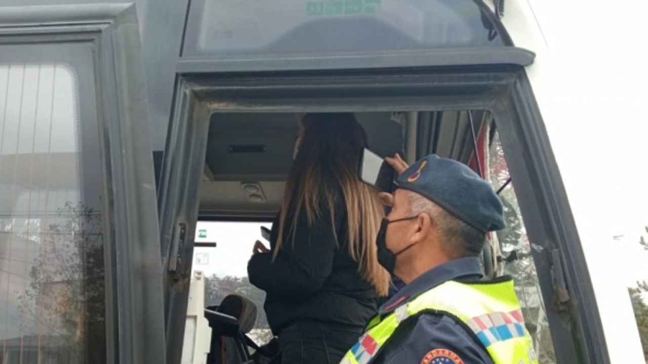 Bolu'da yolcu gibi minibüslere binen jandarma ekipleri, kurallara uymayan 6 sürücüye para cezası kesti.