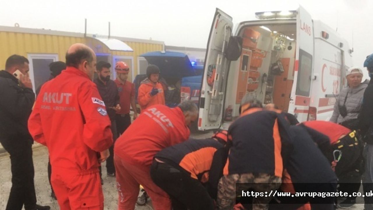 Kayalık alana düşen Rus yamaç paraşütü pilotu Fethiye'de kurtarıldı