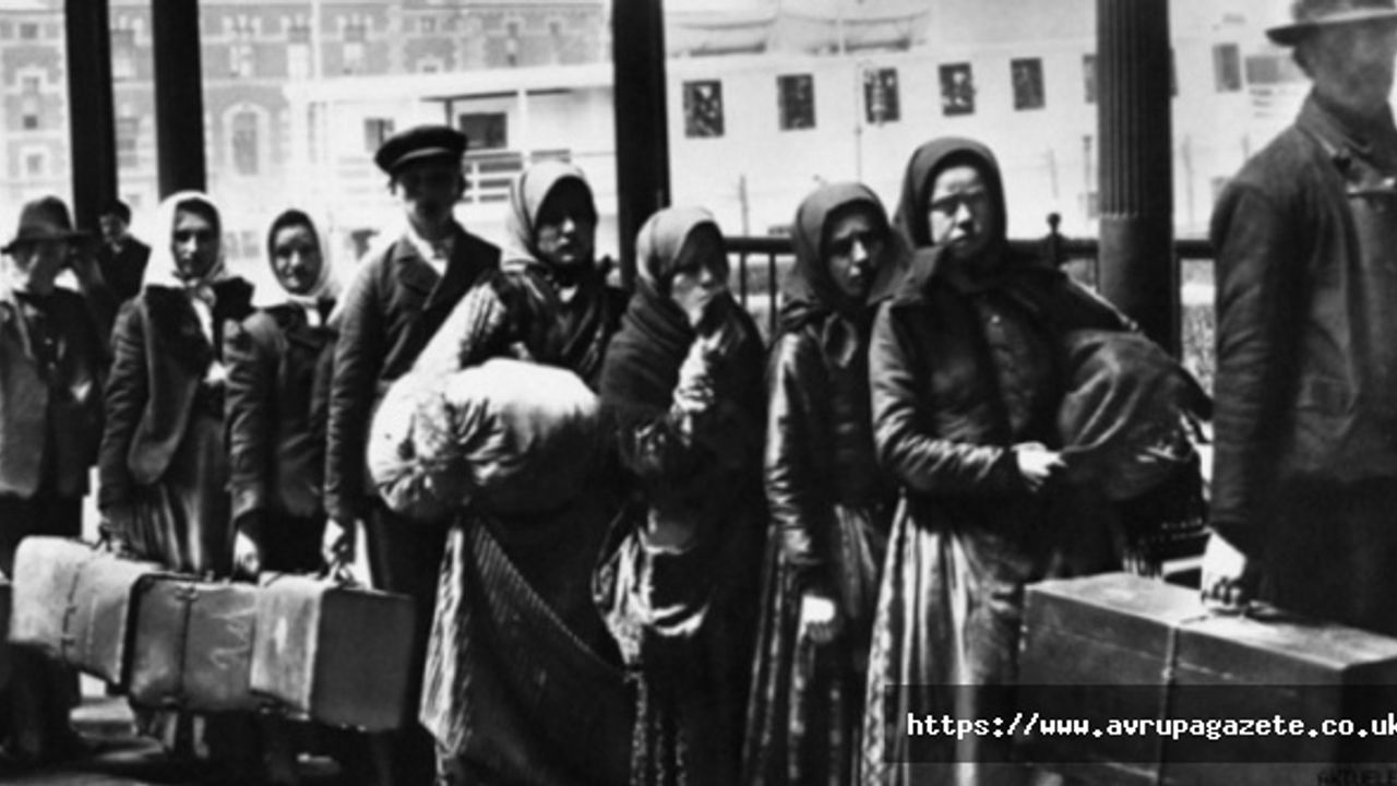 Almanya’ya işçi göçünün 60. yılı anısına Türk ve Alman sanatçıların yorumladığı Özdemir Erdoğan'ın Gurbet şarkısı