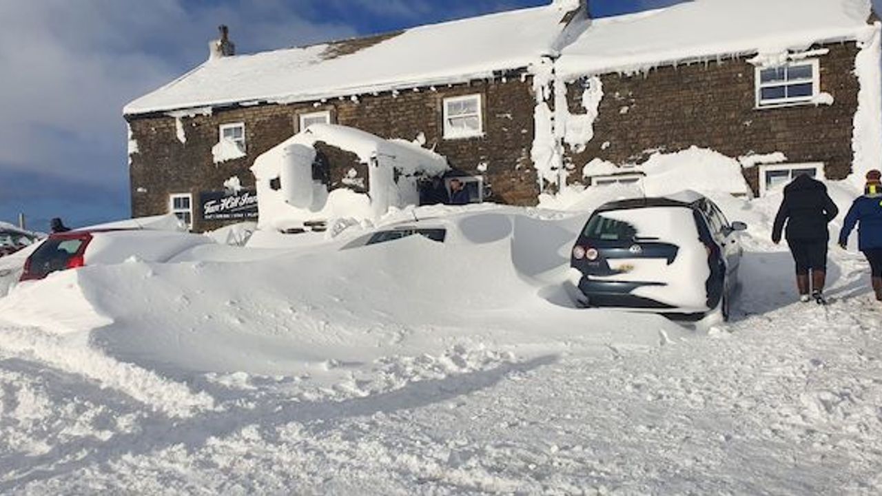 İngiltere'de bir barda 61 İngiliz kar nedeniyle 3 gündür mahsur kaldı, halen kurtarılmayı bekliyor