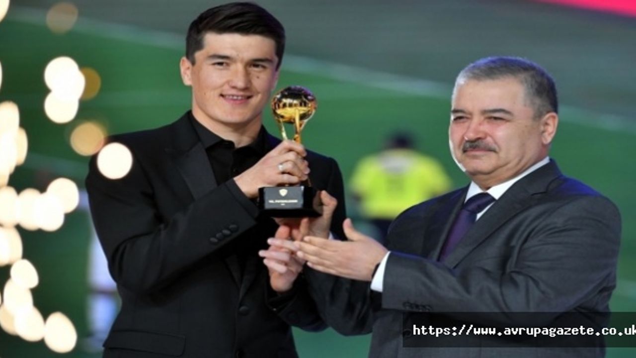 Özbekistan'da Yılın Futbolcusu seçildi, İtalya Roma'da oynayan Özbek golcü Eldor Shomurodov'un mutluluğu