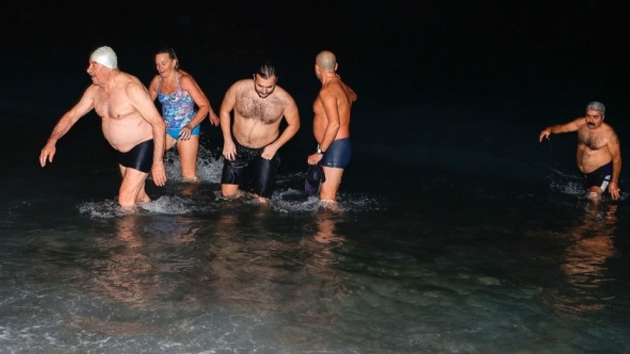 2022'ye denizde girdiler, Antalya'da bir grup vatandaş yeni yıla denize girerek merhaba dedi