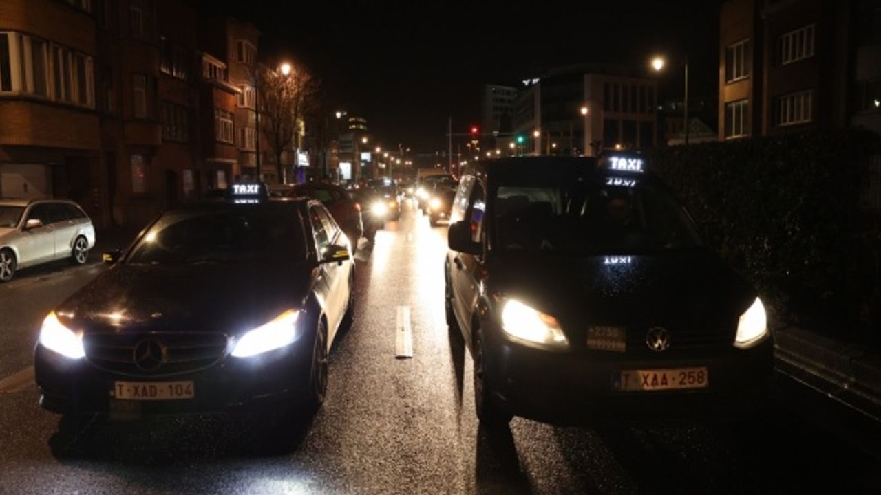 Uber'e protesto ! Brüksel’de taksi sürücüleri, ana yolları trafiğe kapattı