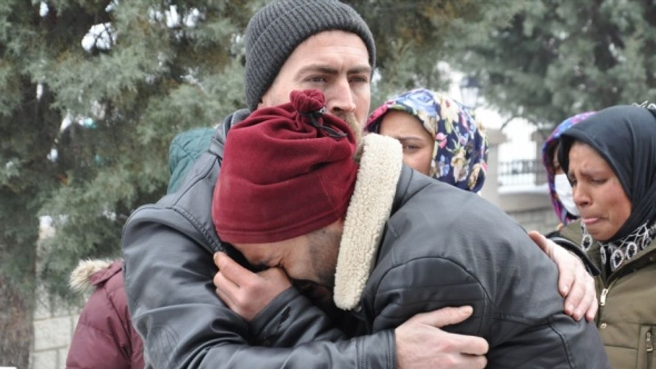 Burdur'da evde ölü bulunan 3 yaşındaki Ayşenur K.'nin cenazesi son yolcuğuna uğurlandı