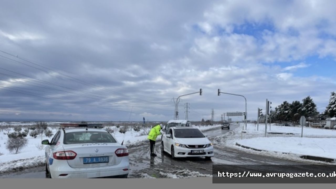 Gaziantep Kilis kara yolu, yoğun kar yağışı nedeniyle ulaşıma kapatıldı.