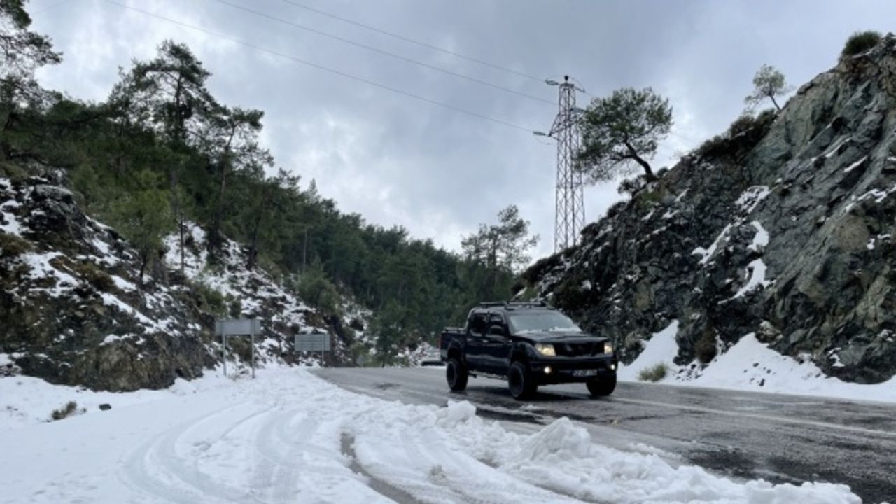 Muğla'da yoğun kar ve buzlanma nedeniyle kapanan yollar ekiplerin çalışmalarıyla ulaşıma açılıyor.
