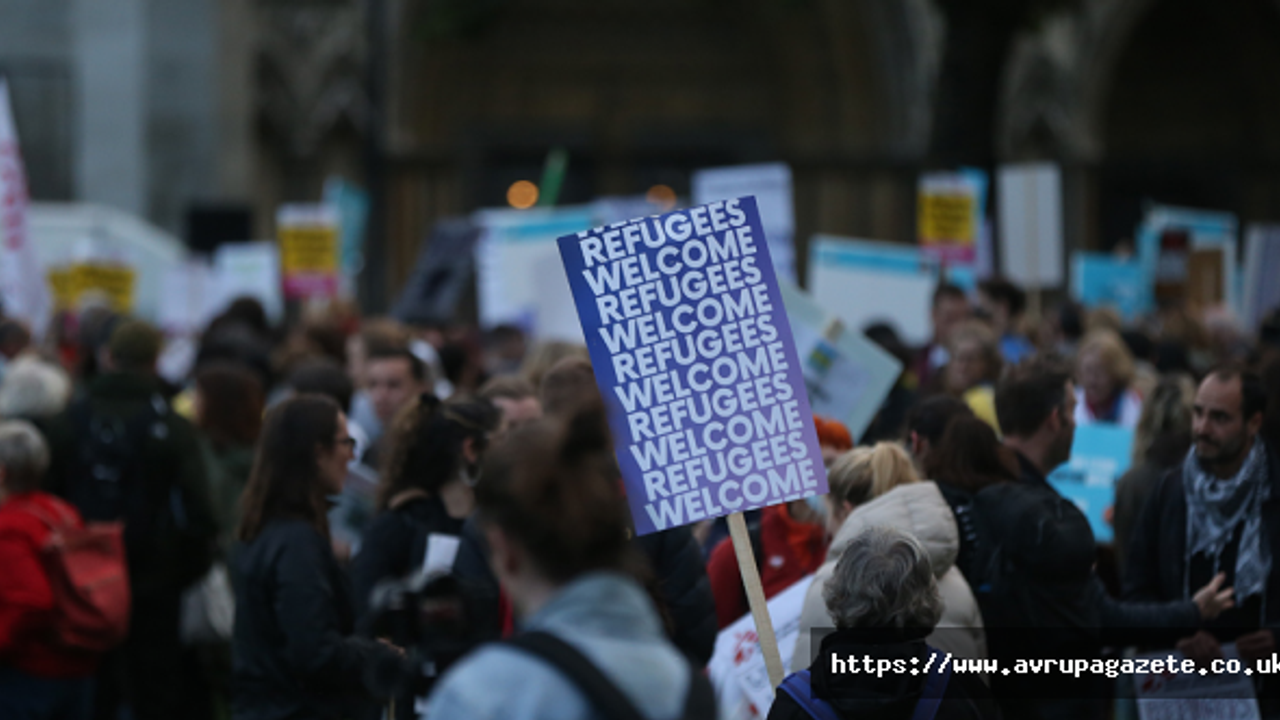 İngiltere'de insanları vatansız bırakacak mülteci karşıtı yasa tasarısına protesto