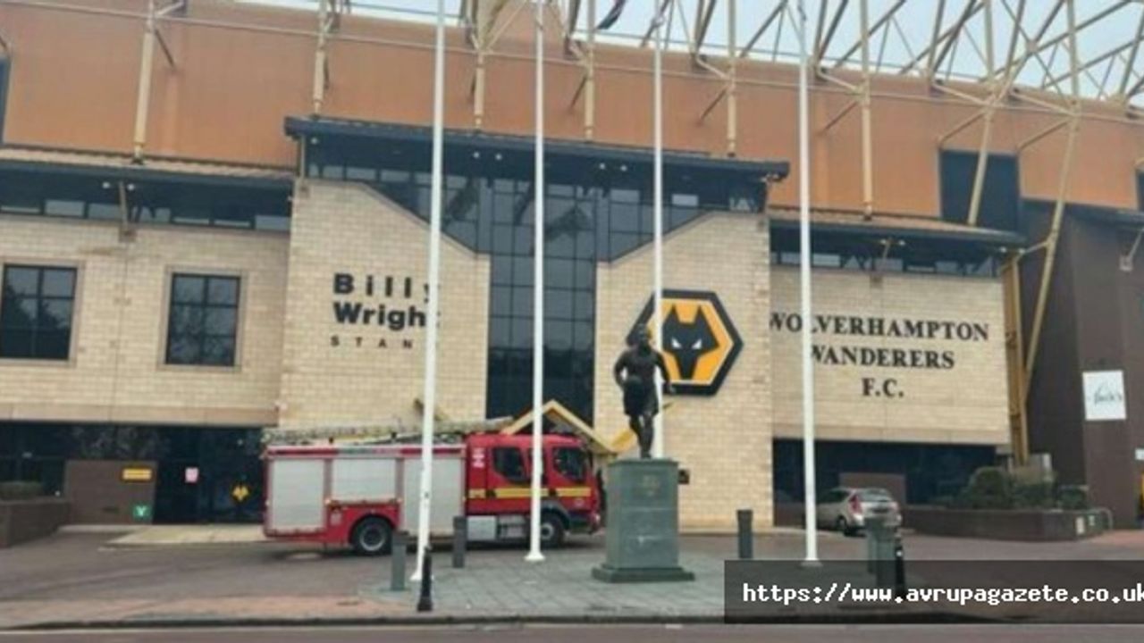 İngiltere Premier Lig ekiplerinden Wolverhampton Wanderers'ın stadında yangın ! Son dakika