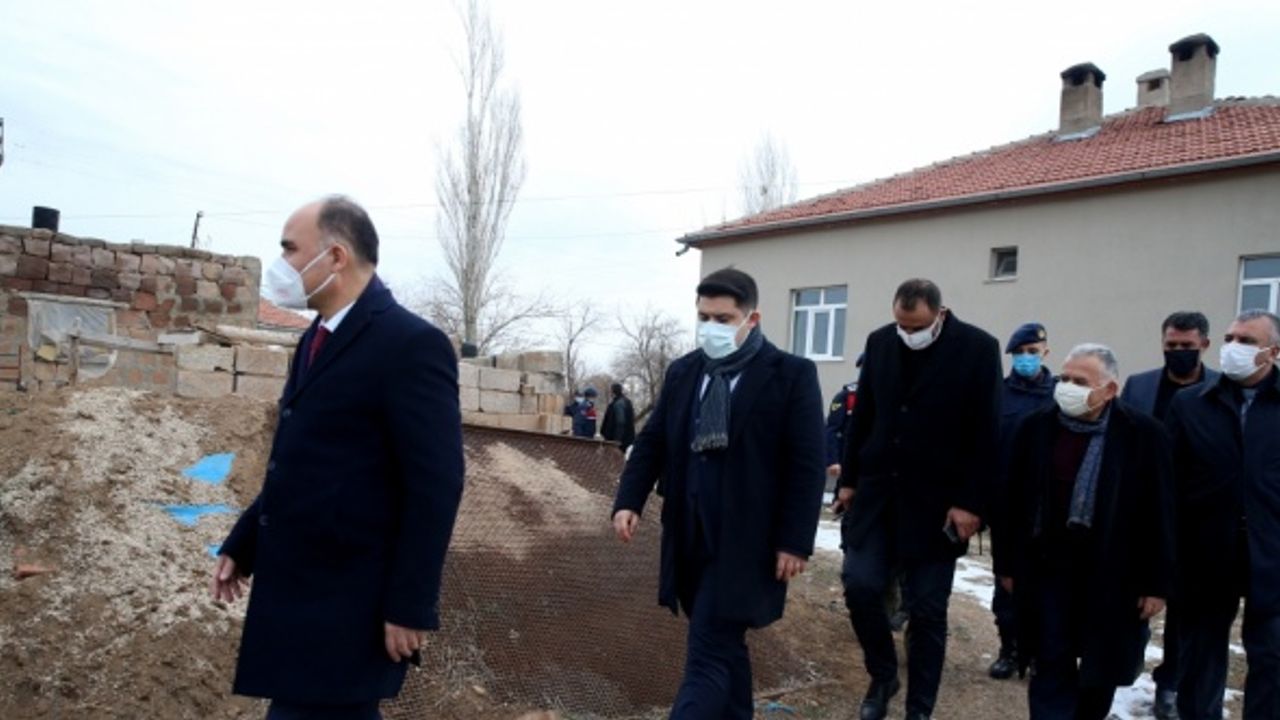 Kayseri'nin Sarıoğlan ilçesindeki 4,9 büyüklüğündeki depremin ardından bölgede incelemeler yapıldı
