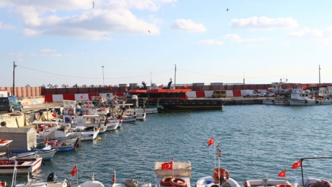 Marmara Denizi'nde sabah saatlerinden bu yana etkisini gösteren lodos, deniz ulaşımında aksamalara neden oluyor.