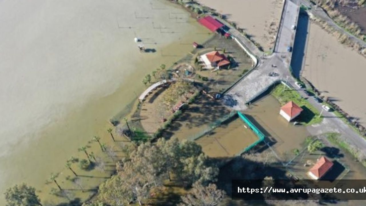 Muğla'da, Köyceğiz Gölü'nün taşması sonucu su altında kalan narenciye bahçeleri dronla görüntülendi