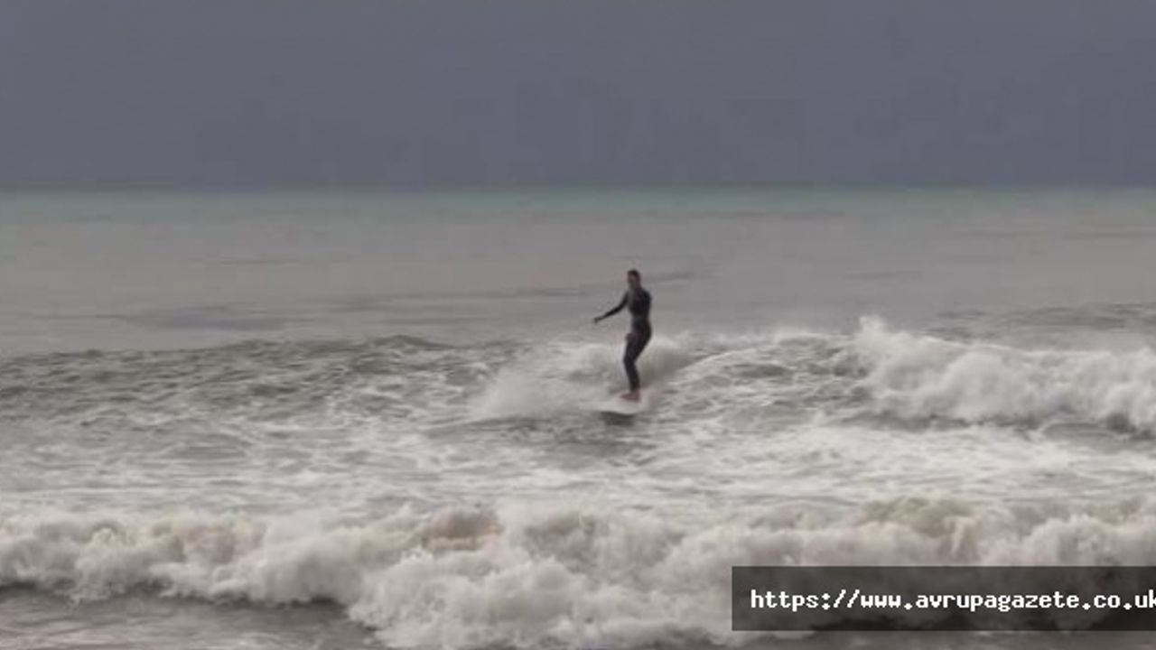 Ocak ayında Antalya'da bir grup sporcu, 3 metreyi bulan dalgaların arasında sörf yaptı