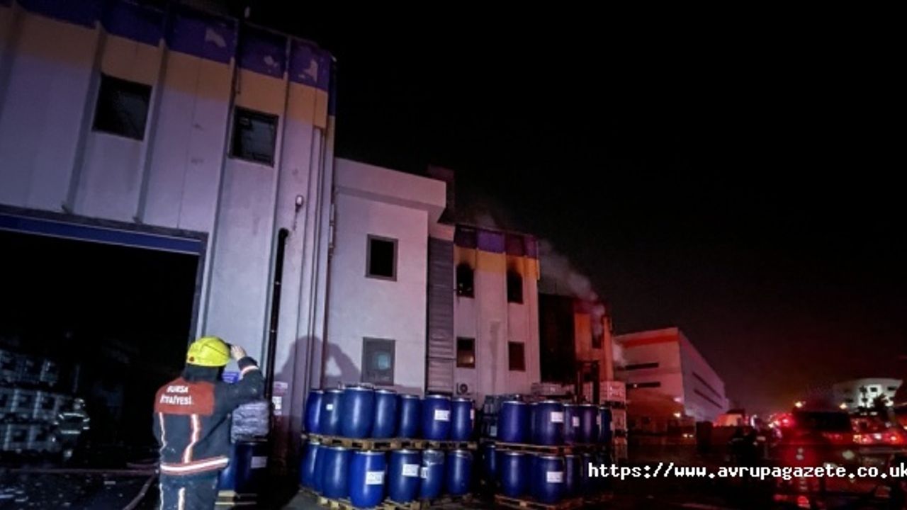 Video haber, tekstil yardımcı kimyasalları üreten fabrikada çıkan yangın söndürüldü.