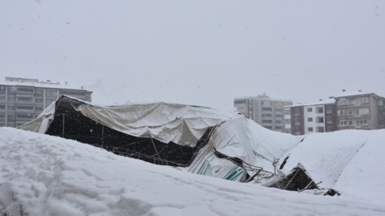 Video haber, Malatya'da kar yağışı nedeniyle çatı çöktü, 15 araçta hasar oluştu