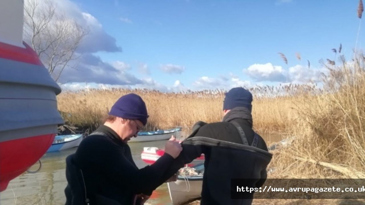 Video haber, Manyas Gölü'nde kaybolan balıkçıyı arama çalışmaları devam ediyor
