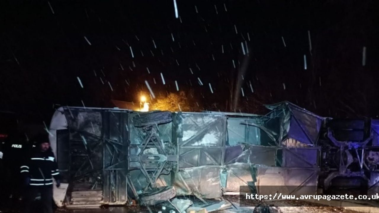 Video haber, olcu otobüsünün kaza yapan tıra çarptıktan sonra devrilmesi sonucu 1 kişi öldü, 27 kişi yaralandı