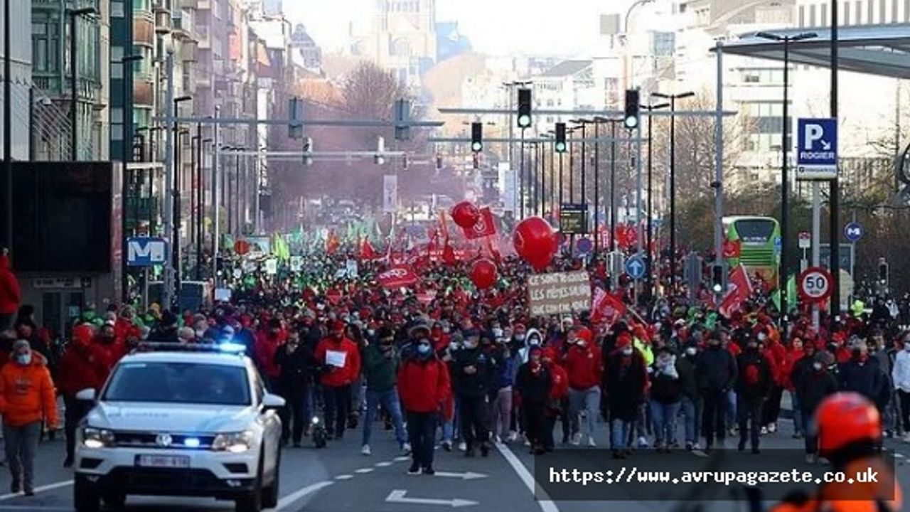 Belçika'nın başkenti Brüksel'de binlerce öğretmen, çalışma koşulları nedeniyle yerel hükümete karşı protesto düzenledi.