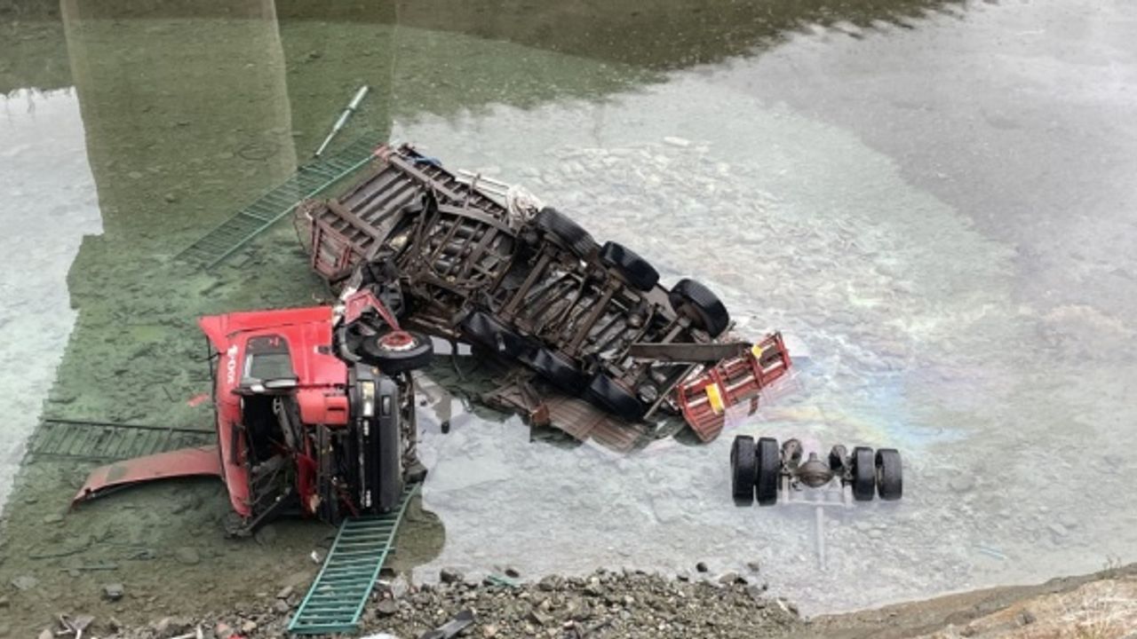 Çoruh Nehri'ne düşen tırın sürücüsü hayatını kaybetti