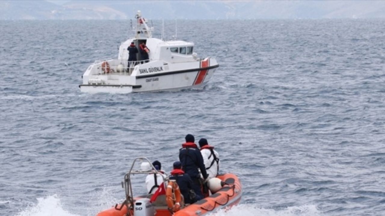 Yunanistan unsurlarınca Türk kara sularına itilen 46 düzensiz göçmen karaya çıkarıldı