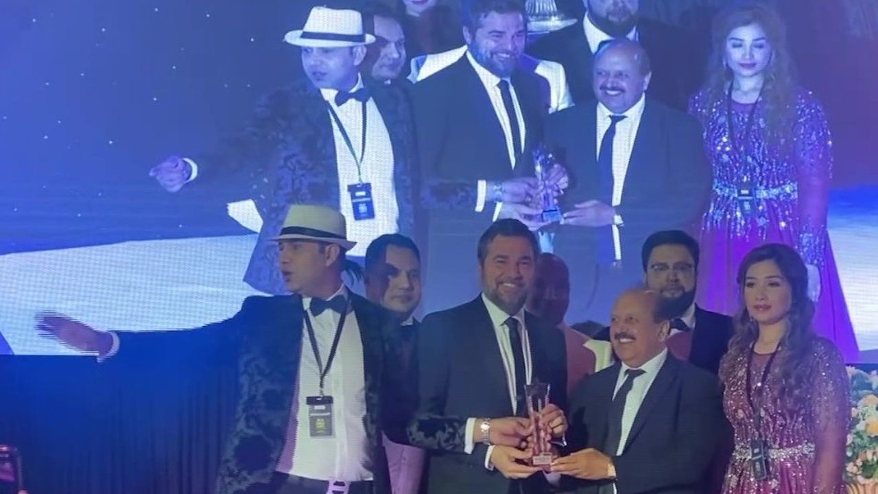 İngiltere'de en iyi erkek oyuncu ödülü kazanan Türk