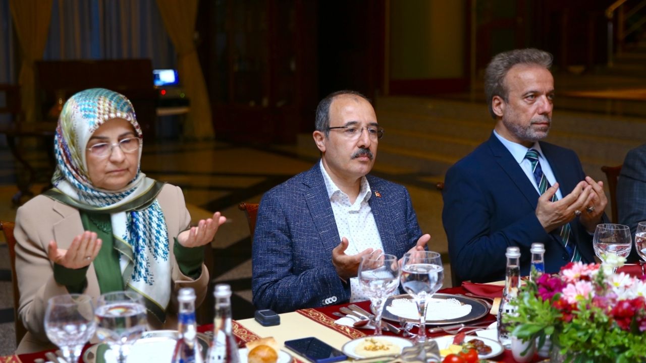 Türkiye'nin Bakü Büyükelçiliğinde Türkler iftar açtı