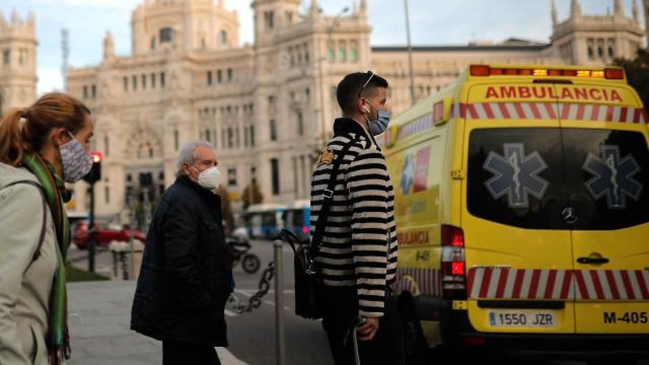 İspanya'da kapalı alanda maske zorunluluğu kalktı