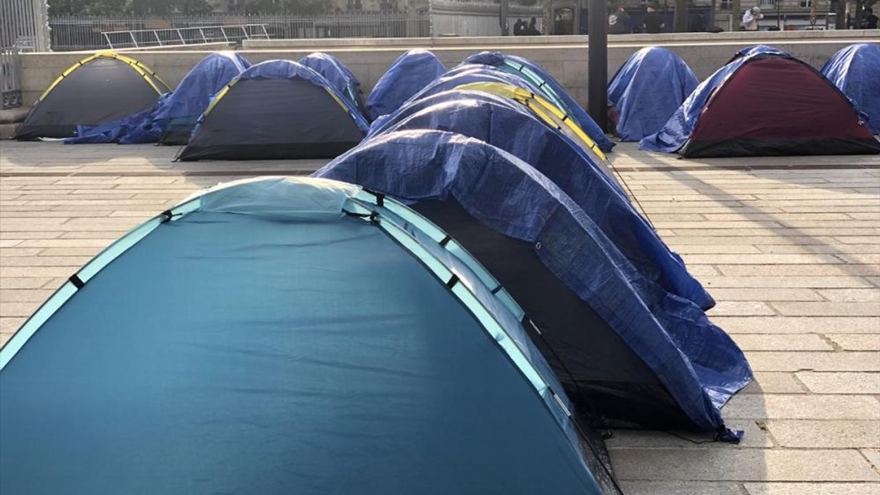 Paris’te refakatsiz çocuk göçmenlerden çadır protestosu
