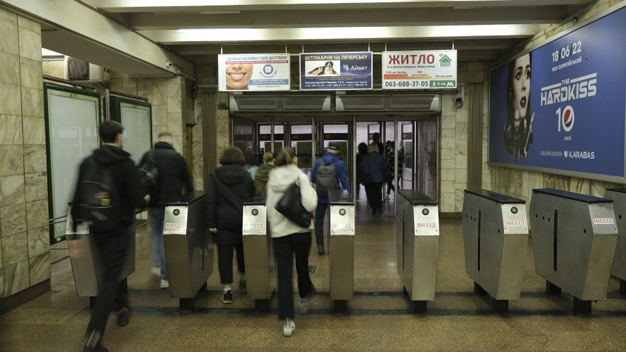 Ukrayna Kiev'deki metrolar ulaşıma açıldı