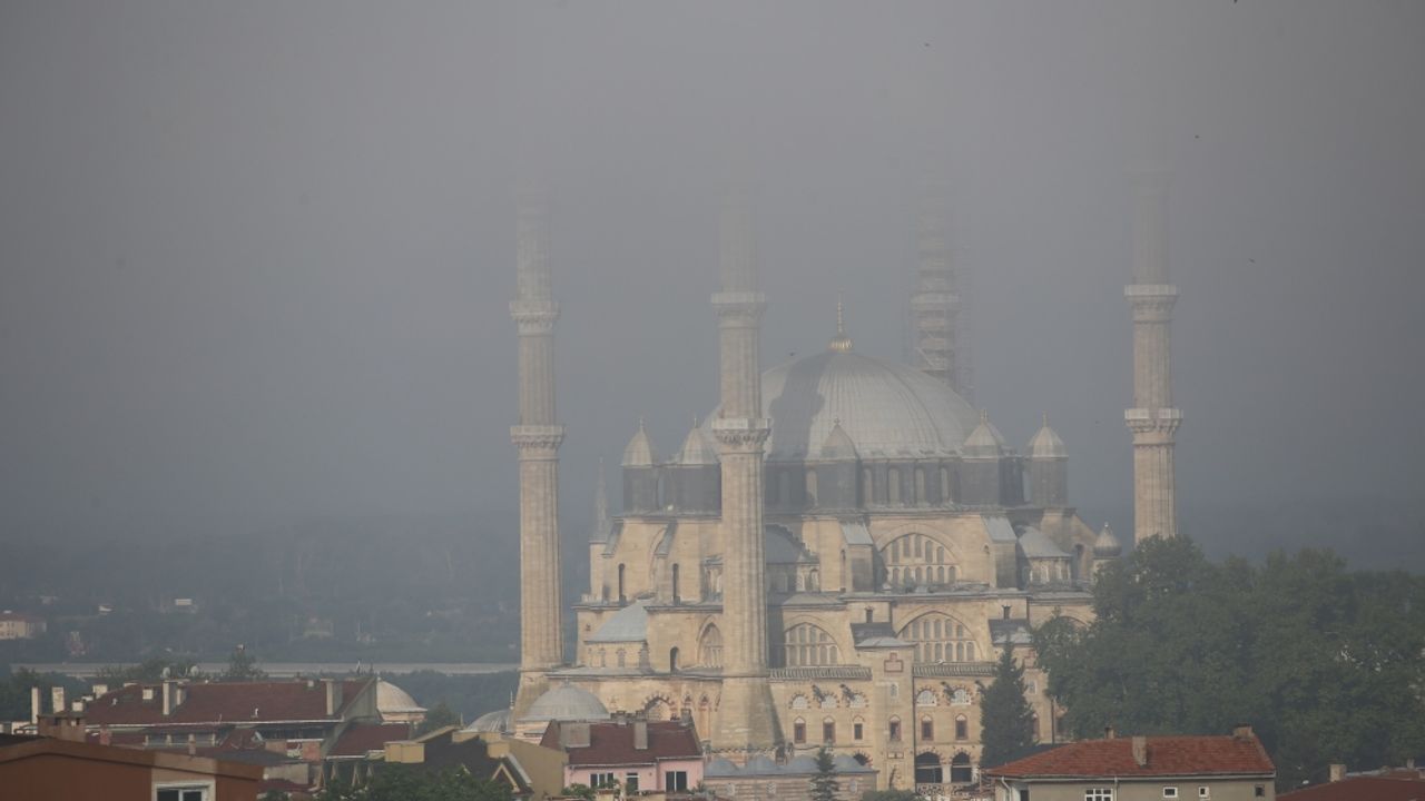 Seyrine doyum olmayan Selimiye sisler içinde kayboldu