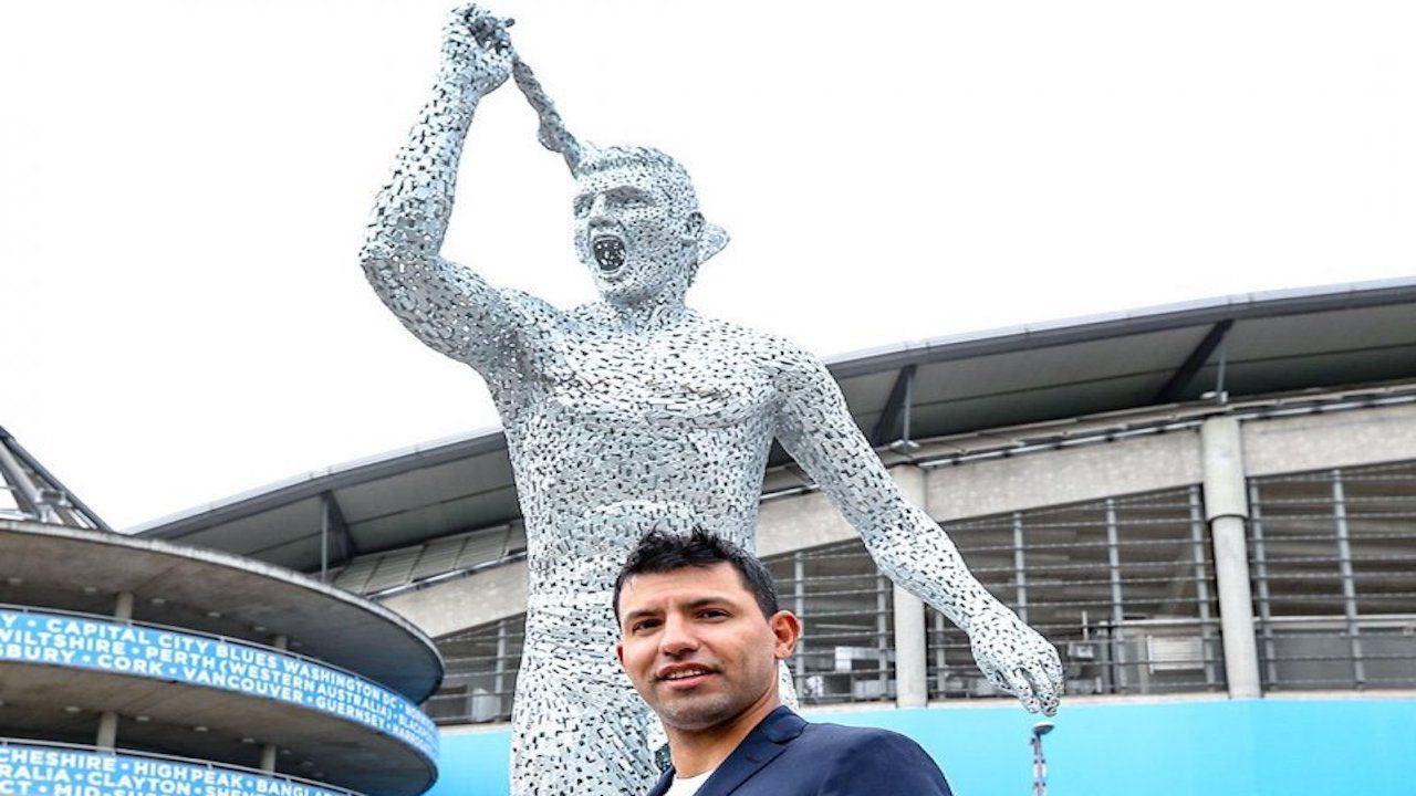 İngiltere'de ünlü oyuncunun heykeli stada dikildi