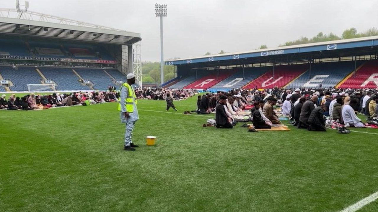 Blackburn stadyumda Müslümanlar bayramlaştı