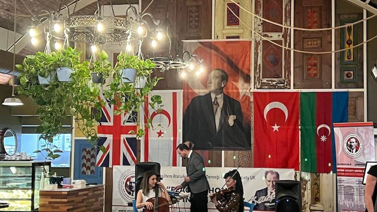 Londra'da Atatürk ve gençlik coşkusu