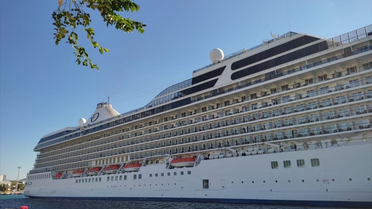 Antalya, lüks yolcu gemisi "Riviera" ile gelen 490 turisti ağırladı