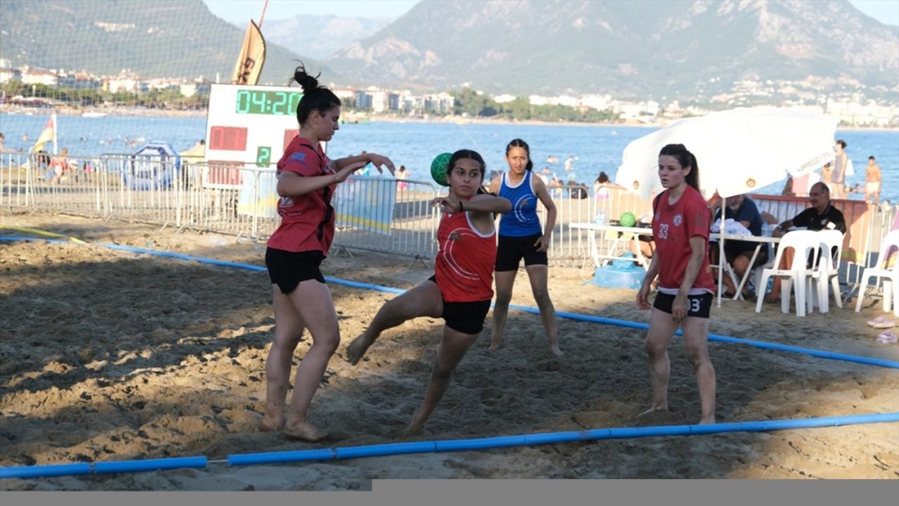 Antalya'da Uluslararası Plaj Hentbolu Turnuvası düzenlendi