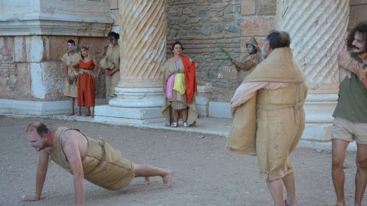 Dionysos Tiyatrocuları'ndan tarihi mekanda canlı performans