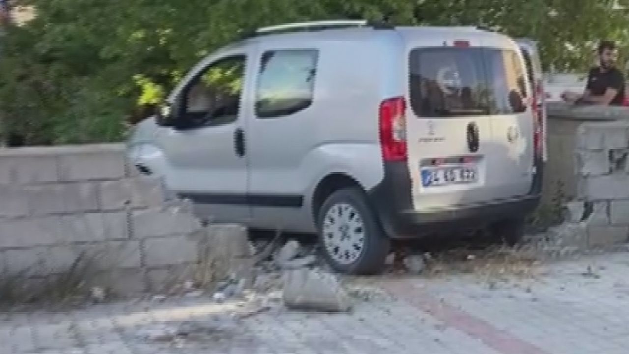 Erzincan'da aracın çarptığı bahçe duvarı