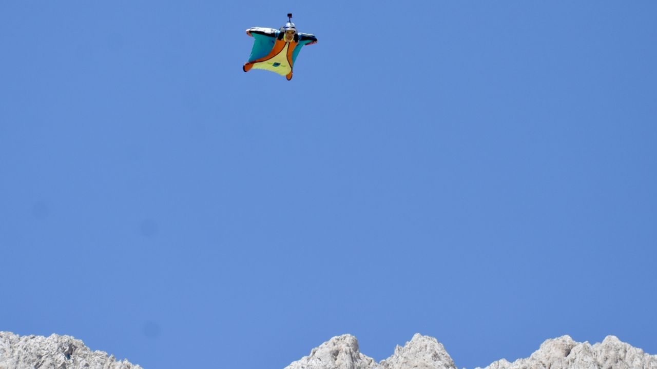 Fransız sporcu Julien Millot kayalıkların arasından yarasa atlayışı yaptı