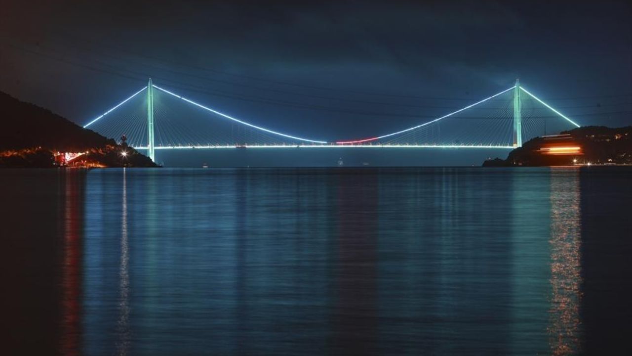 İstanbul’da köprüler Denizcilik ve Kabotaj Bayramı için aydınlatıldı
