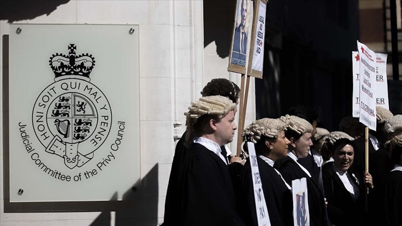 Londra'da Yüksek Mahkemenin önünde toplandılar
