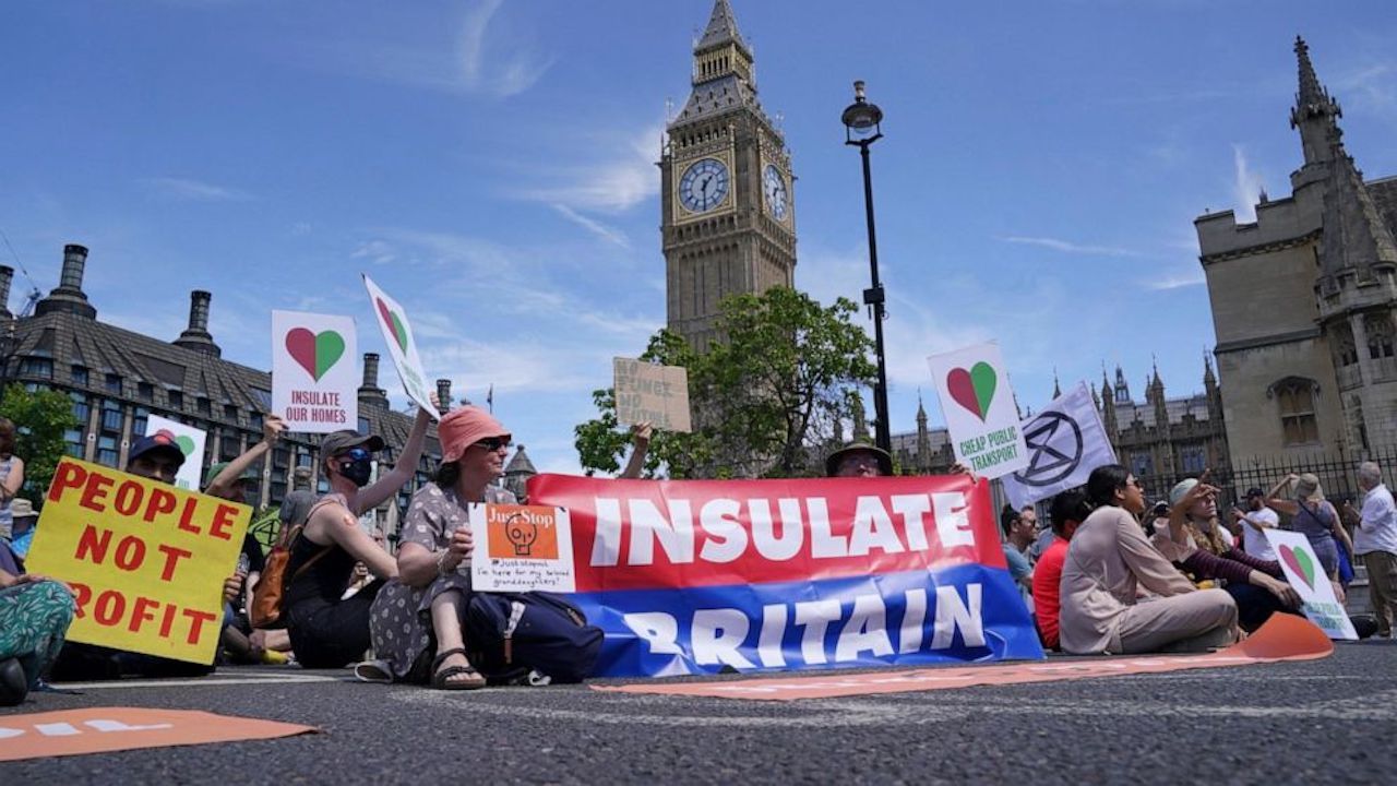 İngiltere'de iklim İskoçya'da ölüm protestosu
