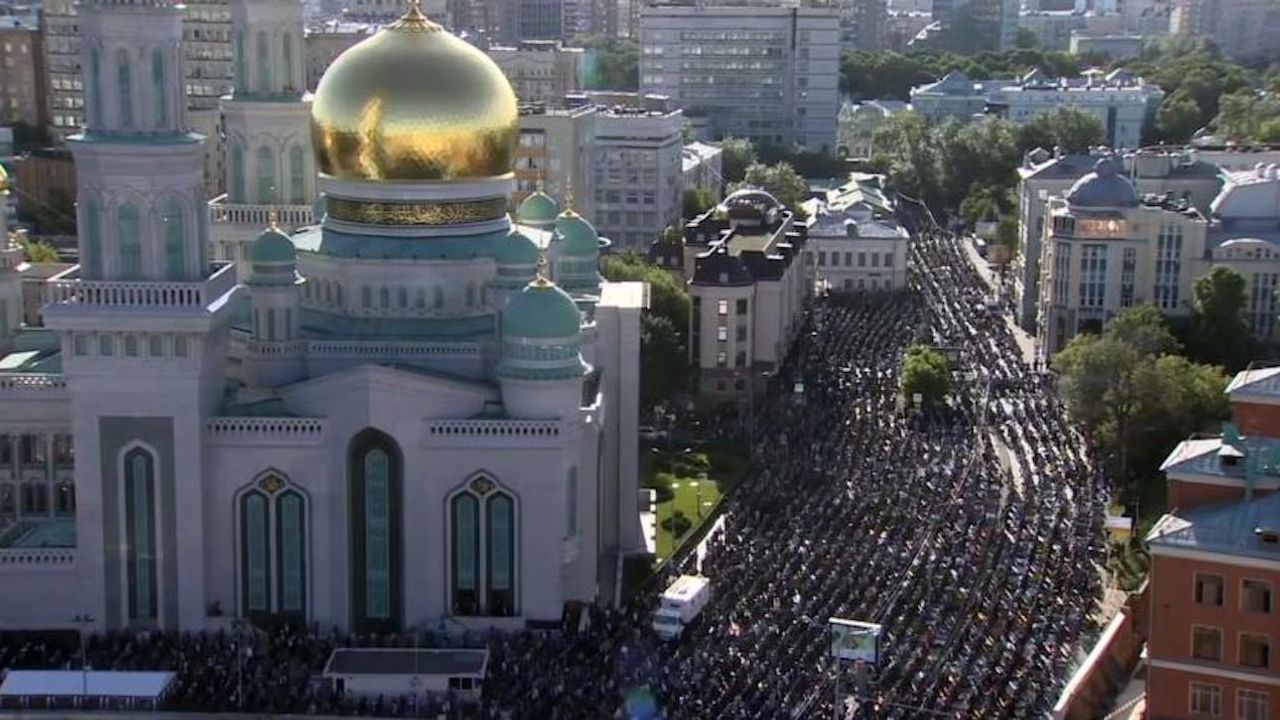 Rusya’da Kurban Bayramı namazı sokaklara taştı