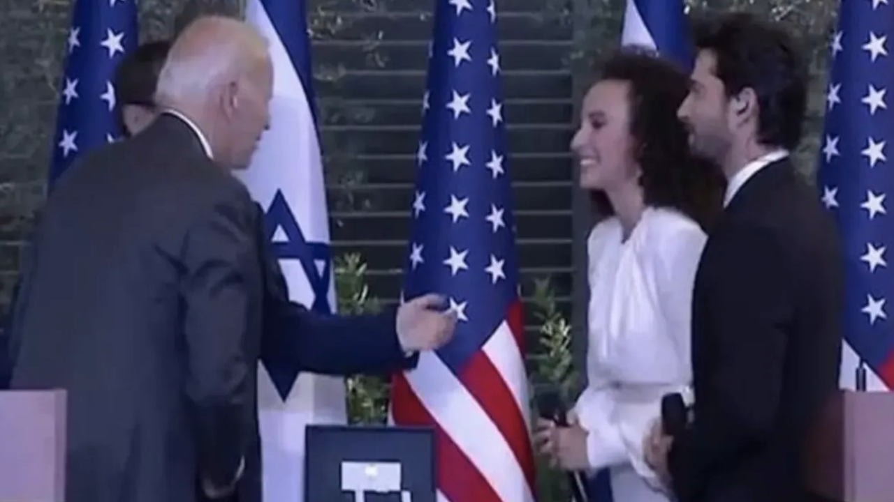 Biden'e İsrailli kadın şarkıcıdan şok hareket